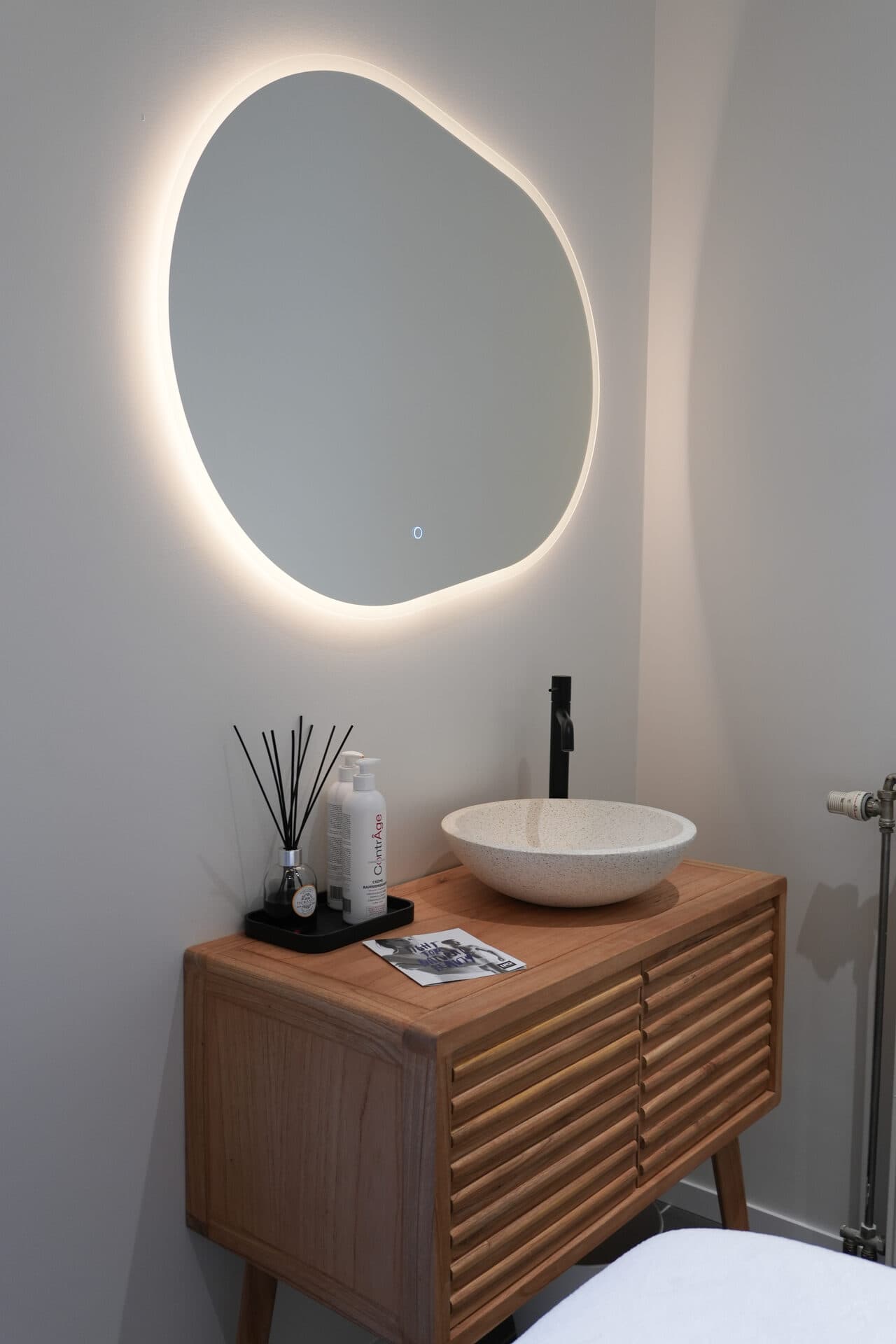 Coin lavabo et miroir lumineux — détail déco de l'MOI Beauté & Bien-être Uccle
